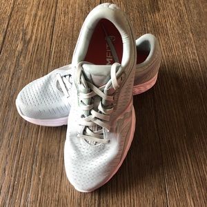 Women’s Saucony Kinvara 11 running shoe size 9.5